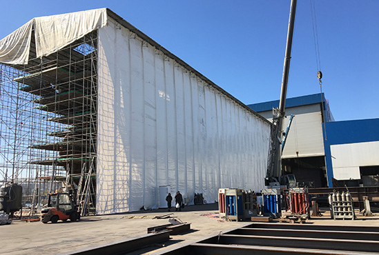 Plandeki kederowe na rusztowaniu SKYER