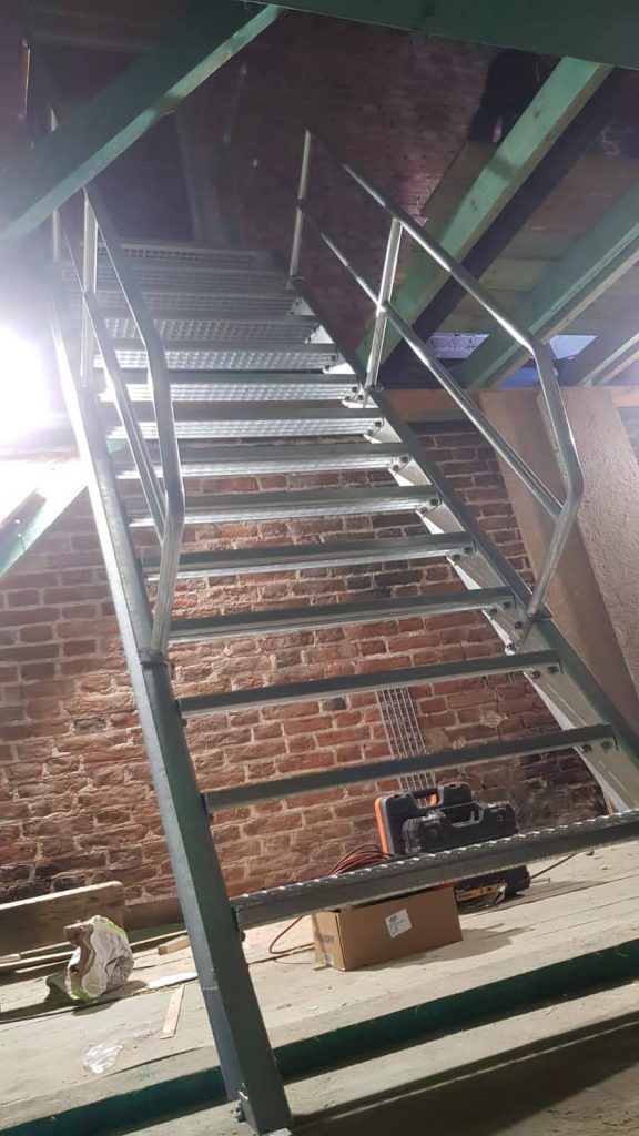 Konstrukcja stalowa - schody z krat pomostowych