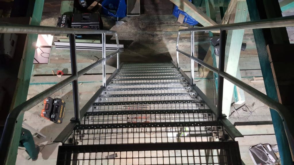 Konstrukcja stalowa - schody z krat pomostowych