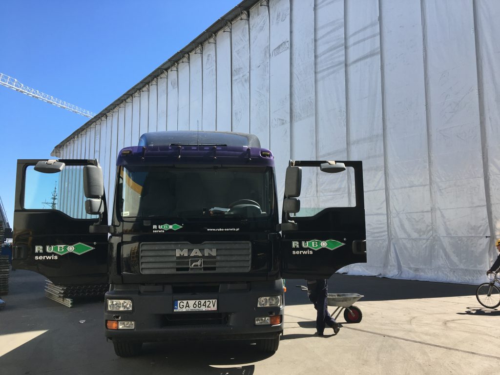 Plandeki kederowe - hale namiotowe