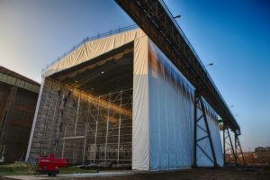 Hala tymczasowa z rusztowań - plandeki kederowe