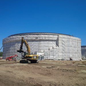 Plandeki na rusztowaniu