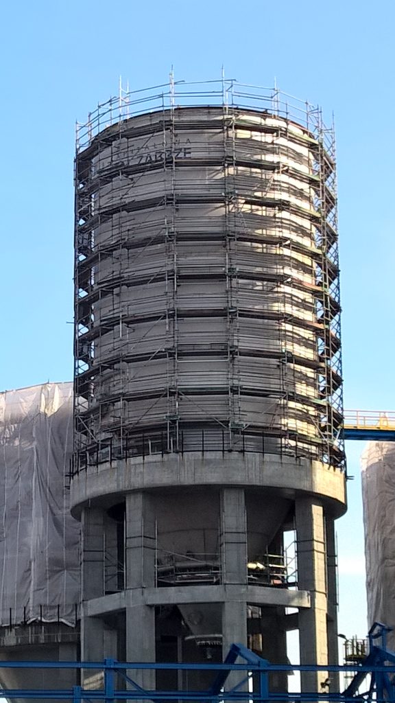 Rusztowanie po obwodzie zbiornika SKYER