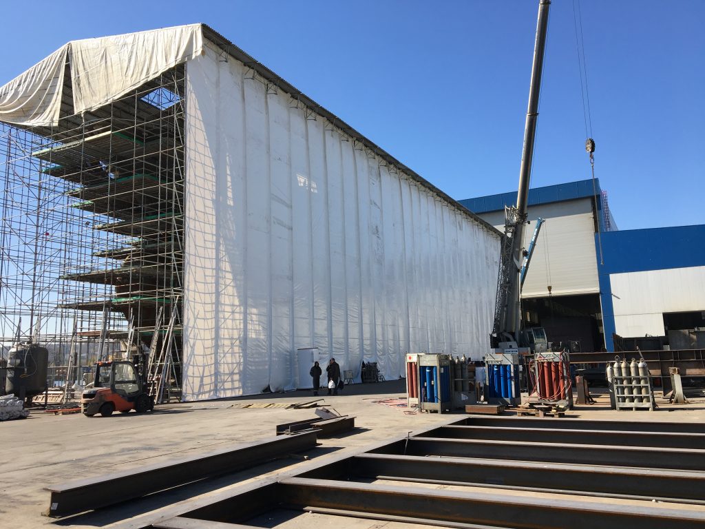 Zadaszenia z rusztowania SKYER, Dach kasetonowy, plandeki kederowe