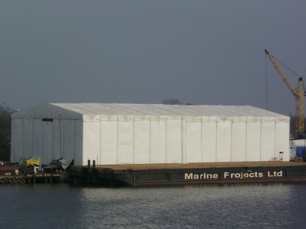 Plandeki kederowe na hali z rusztowań SKYER